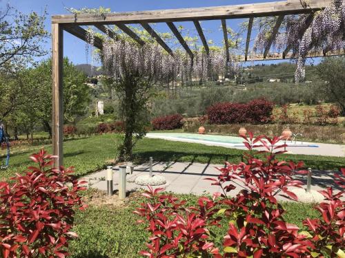 Κήπος έξω από το Apartment in Tuscany with Scenic Pool Views