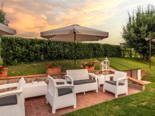 Κήπος έξω από το Villa in Tuscany near Montecarlo Wine Cellars