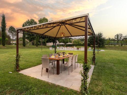 Κήπος έξω από το Villa in Tuscany near Montecarlo Wine Cellars