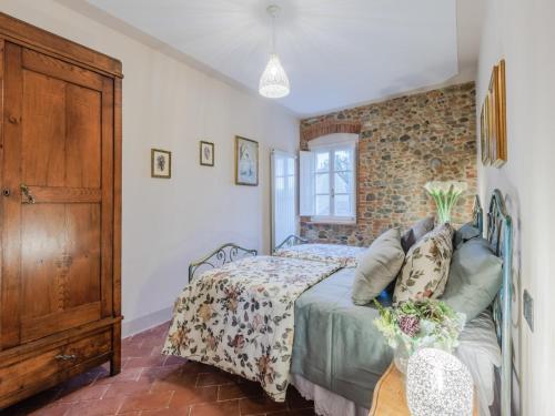 Ένα ή περισσότερα κρεβάτια σε δωμάτιο στο Villa in Tuscany near Montecarlo Wine Cellars