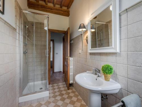 un baño con lavabo y ducha en Villa in Tuscany near Pisa with Pool, en Orentano