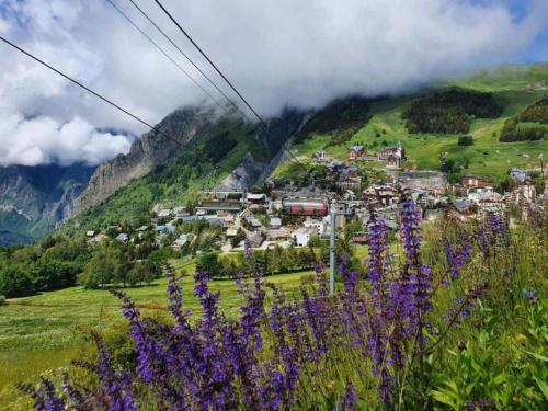 Chalet in Les Deux Alpes with Hot Tub