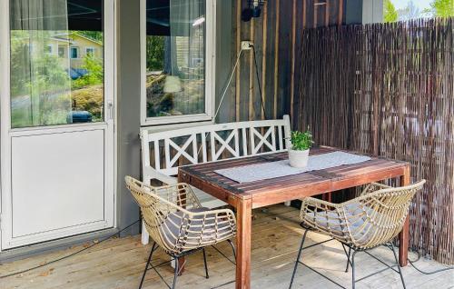 Gorgeous Home In Norrtälje With Wifiにあるパティオまたは屋外エリア