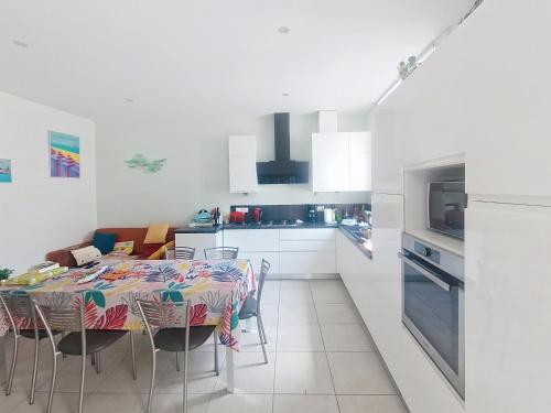 une cuisine avec une table et des chaises dans une cuisine dans l'établissement Maison de ville T3 avec cour proche port et plage - Les Sables d'Olonne - FR-1-331-72, à Les Sables-dʼOlonne