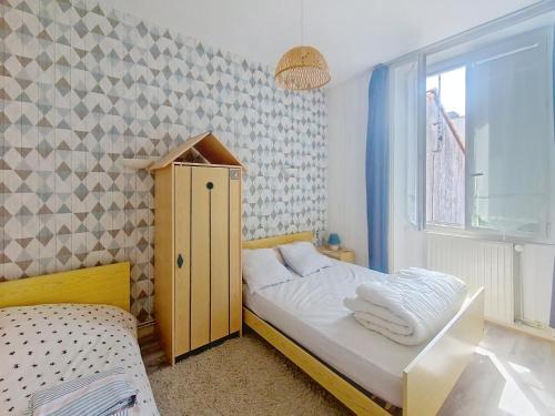 une petite chambre avec un lit et une fenêtre dans l'établissement Maison de ville T3 avec cour proche port et plage - Les Sables d'Olonne - FR-1-331-72, à Les Sables-dʼOlonne