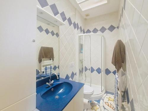 une salle de bain avec un lavabo bleu et des toilettes dans l'établissement Maison de ville T3 avec cour proche port et plage - Les Sables d'Olonne - FR-1-331-72, à Les Sables-dʼOlonne