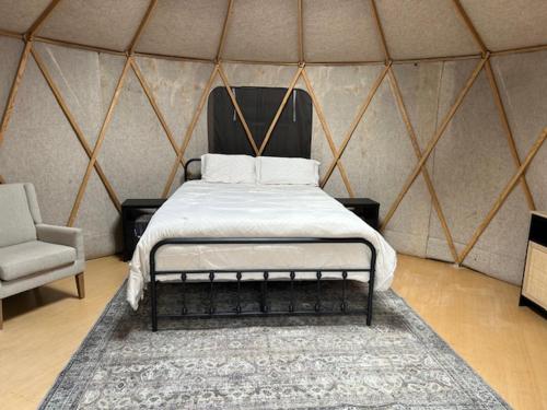 Postel nebo postele na pokoji v ubytování Glampanee - off grid SITE 2