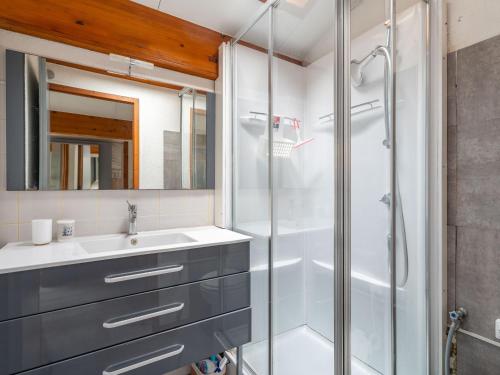 une salle de bain avec un lavabo et une douche dans l'établissement Maison à Biscarrosse - 4 pers, lac à pied, terrasse, parking - FR-1-319-580, à Biscarrosse
