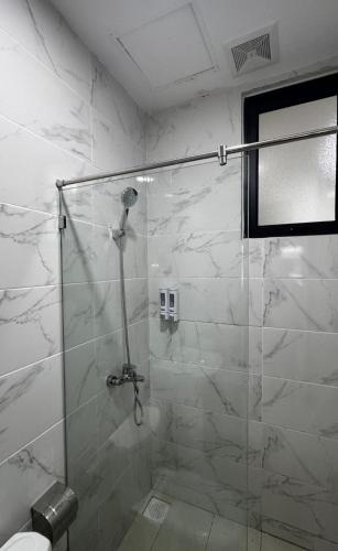 Ένα μπάνιο στο Babah Guesthouse P' Residence Batu Kawa