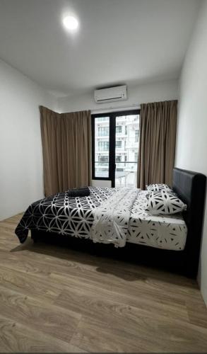 Ένα ή περισσότερα κρεβάτια σε δωμάτιο στο Babah Guesthouse P' Residence Batu Kawa