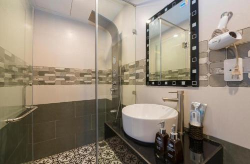 Ένα μπάνιο στο Hoianation Villas Hotel