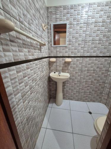 Ένα μπάνιο στο Habitación doble privada en Talara Centro