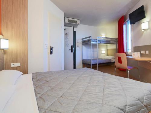 Llit o llits en una habitació de Première Classe Marne la Vallée - Bussy Saint Georges