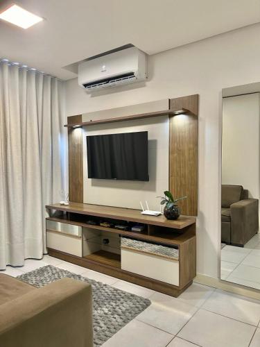 TV a/nebo společenská místnost v ubytování Apartamento Completo, Moderno e Bem Localizado
