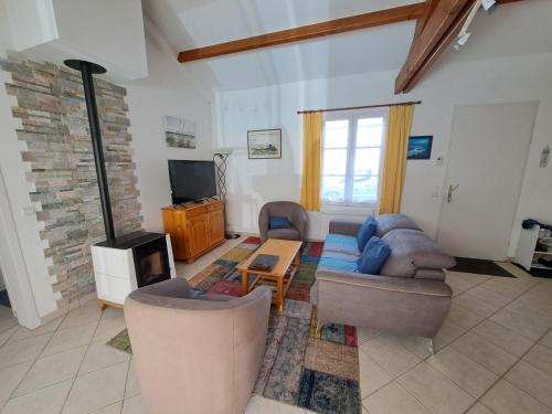 Photo de la galerie de l'établissement Maison tout confort avec piscine privée, proche plage et forêt - Saint Jean de Monts - FR-1-323-471, à Saint-Jean-de-Monts