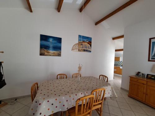 Photo de la galerie de l'établissement Maison tout confort avec piscine privée, proche plage et forêt - Saint Jean de Monts - FR-1-323-471, à Saint-Jean-de-Monts