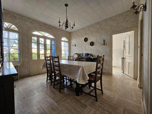 une cuisine et une salle à manger avec une table et des chaises dans l'établissement Jolie maison vendéenne, animaux sur demande, proche plage - FR-1-476-52, à La Faute-sur-Mer