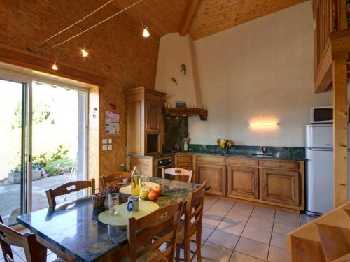 Η κουζίνα ή μικρή κουζίνα στο Gîte 75m² avec terrasse, nature et VTT - FR-1-496-99