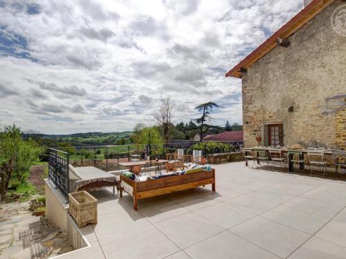 Photo de la galerie de l'établissement Maison mitoyenne spacieuse avec jardin, terrasse et internet - FR-1-496-312, à Saint-Symphorien-de-Lay
