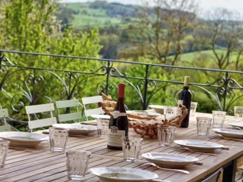 Photo de la galerie de l'établissement Maison mitoyenne spacieuse avec jardin, terrasse et internet - FR-1-496-312, à Saint-Symphorien-de-Lay