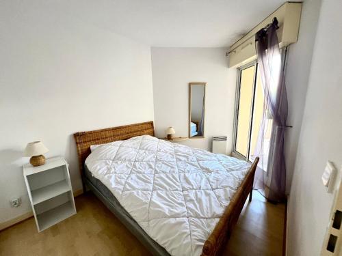 une petite chambre avec un lit et une fenêtre dans l'établissement Charmant T2 à Arcachon, Proche Plage et Centre, Parking Privé, TV, WIFI, Terrasse - FR-1-319-506, à Arcachon