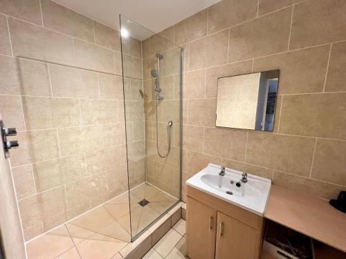 une salle de bain avec douche et lavabo dans l'établissement Charmant T2 à Arcachon, Proche Plage et Centre, Parking Privé, TV, WIFI, Terrasse - FR-1-319-506, à Arcachon