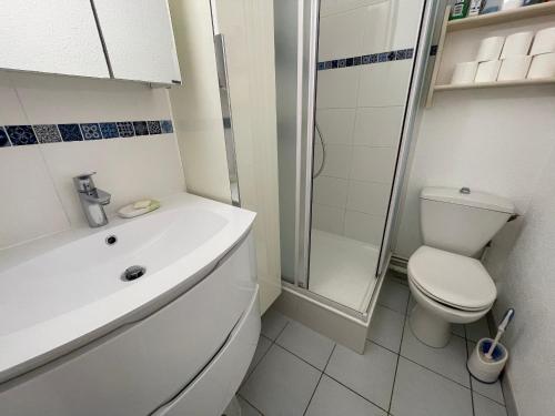 une salle de bain blanche avec toilettes et douche dans l'établissement BANYULS-SUR-MER : T2, loggia et parking à 2 pas de la plage - FR-1-309-39, à Banyuls-sur-Mer