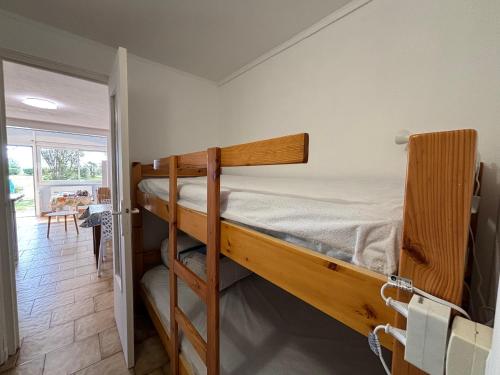 une chambre avec deux lits superposés dans une pièce dans l'établissement ARGELES SUR MER - Appartement T2 Bis face à la plage - FR-1-309-494, à Argelès-sur-Mer