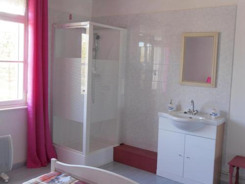 une salle de bain avec douche et lavabo dans l'établissement Appartement Coquet au Centre de Fort-Mahon-Plage, 10 min de la Plage - FR-1-482-69, à Fort-Mahon-Plage