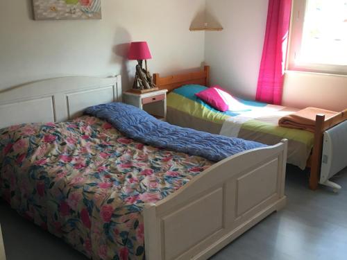 une chambre avec deux lits et une fenêtre dans l'établissement Appartement Coquet au Centre de Fort-Mahon-Plage, 10 min de la Plage - FR-1-482-69, à Fort-Mahon-Plage
