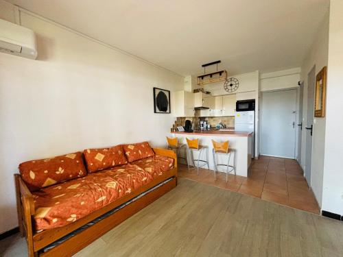 un salon avec un canapé et une cuisine dans l'établissement Argelès-sur-Mer: Studio 2 pers, Terrasse, Proche Plage - FR-1-309-508, à Argelès-sur-Mer
