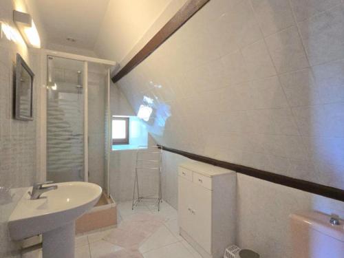 un bagno bianco con lavandino e doccia di Charmante maison périgourdine avec jardin, cheminée, Wifi et équipements bébé, proche de Sarlat - FR-1-616-130 a Saint-André-dʼAllas