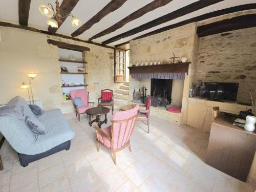- un salon avec un canapé, des chaises et une cheminée dans l'établissement Maison de charme avec terrasse, animaux acceptés - FR-1-616-185, à Aubas