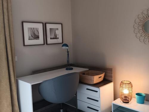 Cette chambre dispose d'un bureau avec une lampe. dans l'établissement Studio ensoleillé au bord de mer avec balcon et parking, proche centre et plage - La Rochelle - FR-1-535-51, à La Rochelle