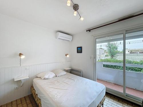 Posteľ alebo postele v izbe v ubytovaní Appartement Climatisé avec Cabine et Parking Privé, à Deux Pas de la Plage, WiFi Inclus - FR-1-715-7