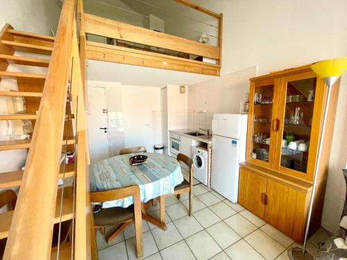 une petite cuisine avec une table dans une pièce dans l'établissement Studio-mezzanine agréable à 150m de la plage, quartier Arago, balcon-terrasse, animaux acceptés - FR-1-92-566, à Les Sables-dʼOlonne
