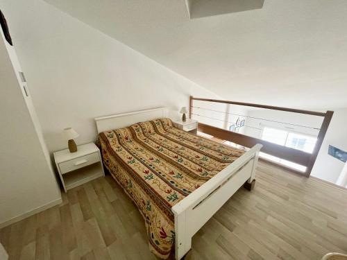 une chambre avec un lit et une fenêtre dans l'établissement Studio-mezzanine agréable à 150m de la plage, quartier Arago, balcon-terrasse, animaux acceptés - FR-1-92-566, à Les Sables-dʼOlonne