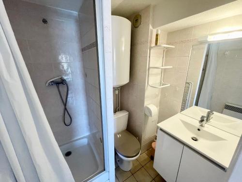 une salle de bain avec une douche, des toilettes et un lavabo dans l'établissement Studio-mezzanine agréable à 150m de la plage, quartier Arago, balcon-terrasse, animaux acceptés - FR-1-92-566, à Les Sables-dʼOlonne