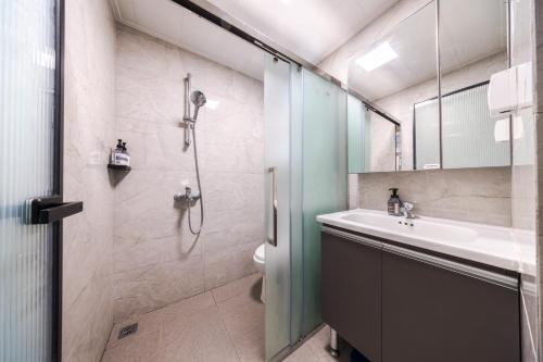 a bathroom with a shower and a sink and a toilet at 岗厦轻居-深圳福田会展中心岗厦地铁站店 in Shenzhen