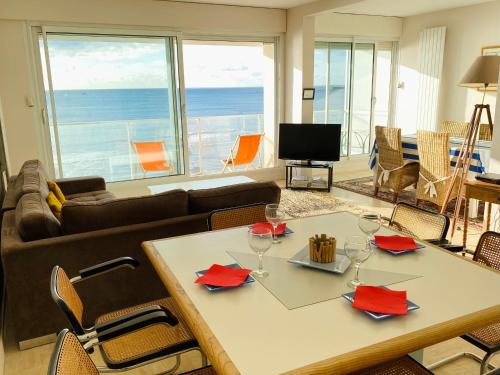 Appartement Élegant avec Balcon, Garage et WiFi en Bord de Mer - FR-1-92-889