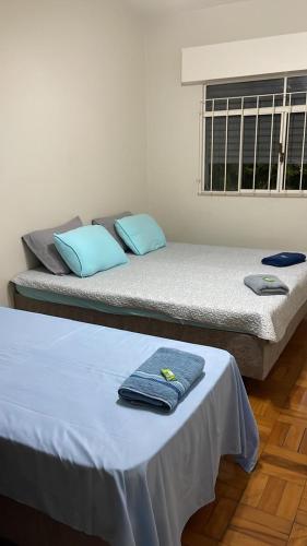two beds sitting next to each other in a room at Apart 202 - Centro Histórico in Itu