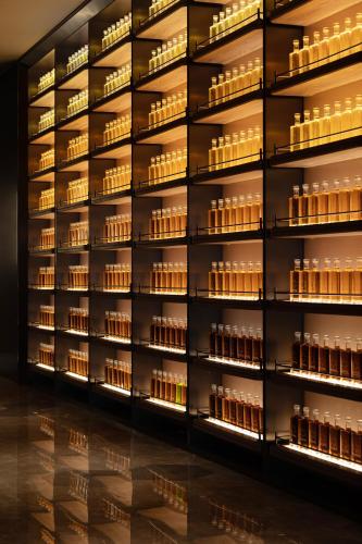 a display of bottles of wine in a store at 成都高新电子科大桔子水晶酒店 in Chengdu