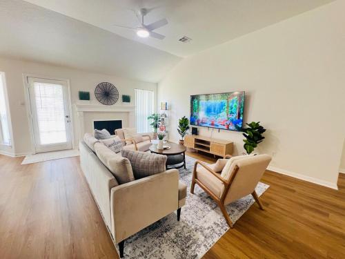 Televisyen dan/atau pusat hiburan di 3BR Cozy Hub Katy - Close to Cypress