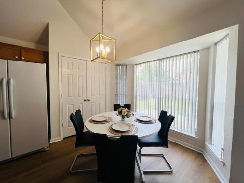 Gambar di galeri bagi 3BR Cozy Hub Katy - Close to Cypress di Katy