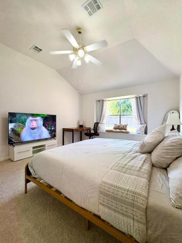 Televisyen dan/atau pusat hiburan di 3BR Cozy Hub Katy - Close to Cypress