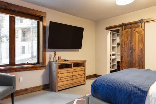TV a/nebo společenská místnost v ubytování Apex by AvantStay Cozy Expansive Mountain Home Close to the Slopes w Hot Tub