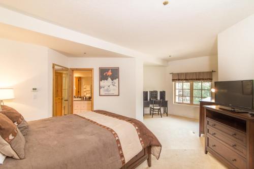 Katil atau katil-katil dalam bilik di Westermere 311 - 2 by AvantStay Just Steps From Ski Area w Great Views
