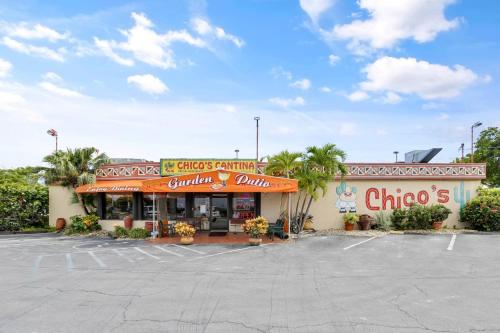 a chicos diner in a parking lot at Coral Villa by AvantStay Close 2 DT Key West Shared Pool Patio in Stock Island