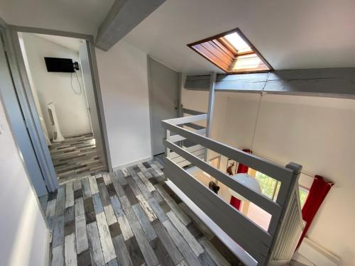 Cette chambre offre une vue sur un escalier doté d'une lucarne. dans l'établissement Appartement rénové 2** à 5 min de la plage avec parking et balcon, idéal pour 4 personnes - FR-1-732-10, à Argelès-sur-Mer