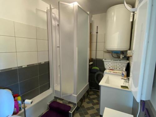 une salle de bain avec douche et lavabo dans l'établissement Appartement rénové 2** à 5 min de la plage avec parking et balcon, idéal pour 4 personnes - FR-1-732-10, à Argelès-sur-Mer